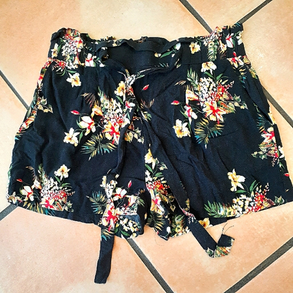*SALE NWOT Flowered Women's Shorts